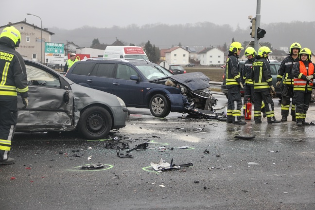 Schwerer Kreuzungscrash in Ansfelden mit vier beteiligten Autos fordert mehrere Leichtverletzte