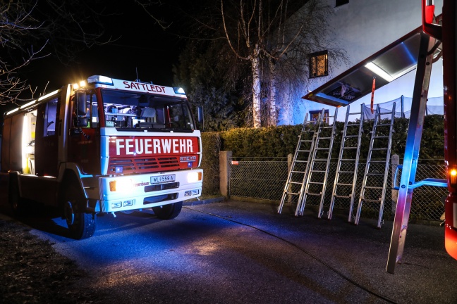 Feuerwehr bei Brand in einem Wohnhaus in Sattledt im Einsatz