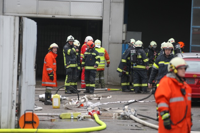 Brand in der Werkstätte eines Autohauses in Schlüßlberg