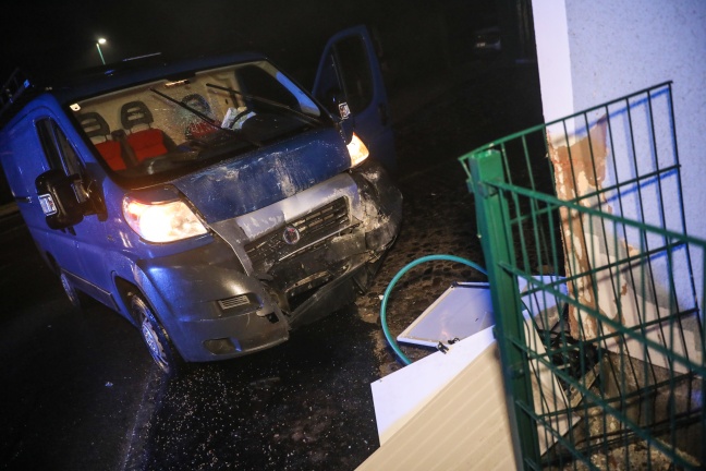 Kleintransporter kracht bei Unfall in Stadl-Paura in ein Einfamilienhaus