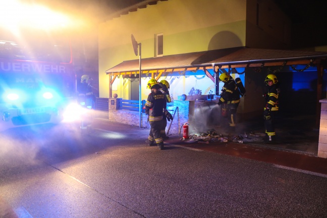 Feuerwehreinsatz bei nächtlichem Brand einer Altpapiertonne in Marchtrenk