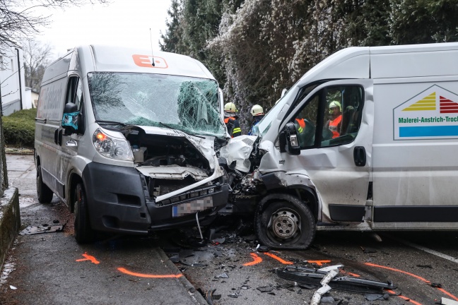 Drei Verletzte bei schwerem Verkehrsunfall in Thalheim bei Wels