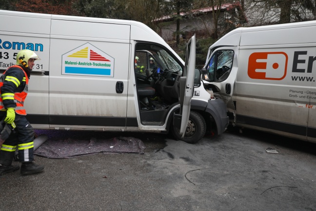 Drei Verletzte bei schwerem Verkehrsunfall in Thalheim bei Wels