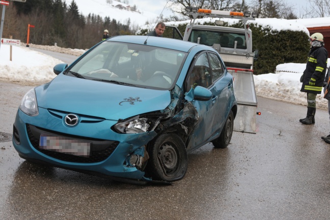 Verkehrsunfall auf der Schiefer Straße in Oberschlierbach fordert drei Verletzte