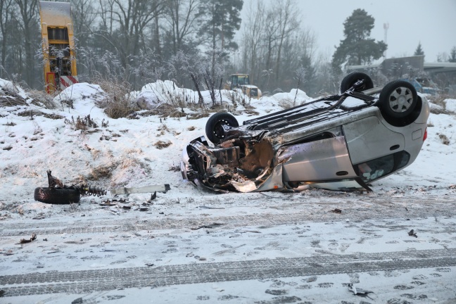 Auto bei Verkehrsunfall auf der Marchtrenker Straße in Marchtrenk überschlagen