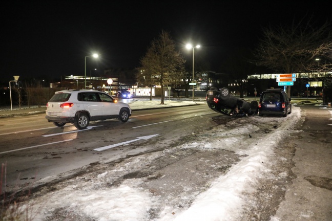 Spektakulärer Verkehrsunfall in Wels-Lichtenegg endet glimpflich