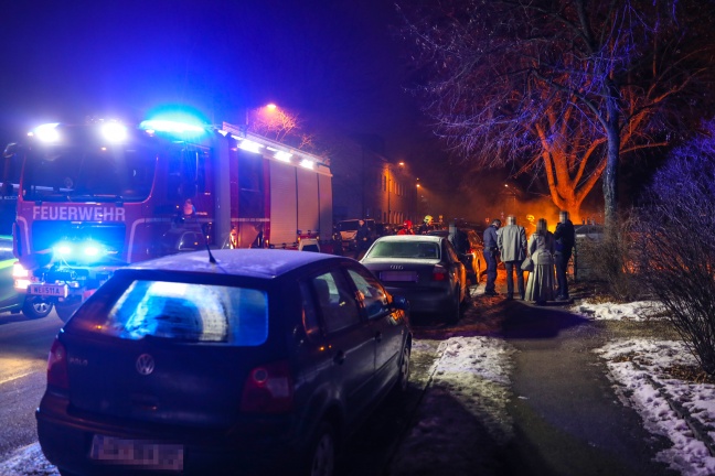 Feuerwehr bei Containerbrand in Wels-Neustadt im Einsatz