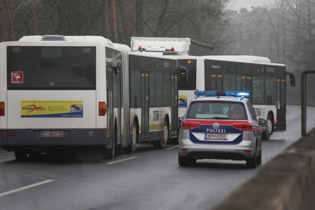 Größerer Ölaustritt nach technischem Defekt eines Linienbusses in Pasching