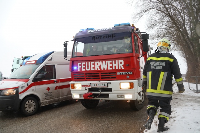 Lenkerin bei Glatteisunfall in Hörsching mit Auto in Mühlbach geschleudert