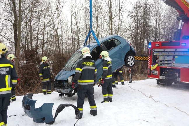 Lenkerin bei Glatteisunfall in Hörsching mit Auto in Mühlbach geschleudert