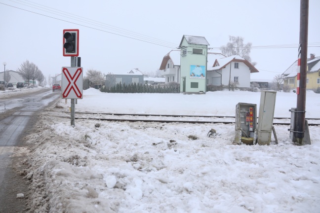 Auto auf Bahnübergang in Prambachkirchen von Zug erfasst