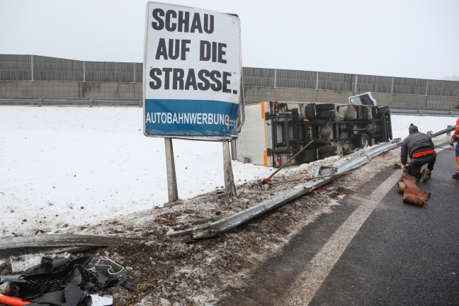 LKW auf der Westautobahn bei Vorchdorf umgestürzt