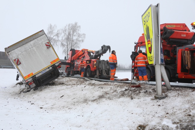 LKW auf der Westautobahn bei Vorchdorf umgestürzt