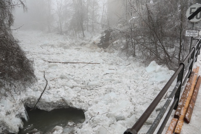 Gewaltiger Eisstau auf der Aurach fordert die Einsatzkrfte