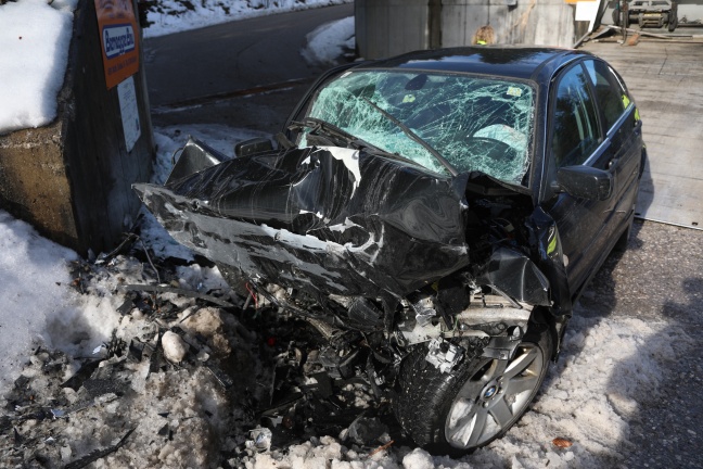 Schwerverletzter bei Verkehrsunfall auf der Steyrtalstraße in Micheldorf in Oberösterreich