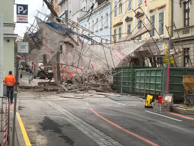 Gerüsteinsturz in Linz-Innere Stadt fordert einen Leichtverletzten