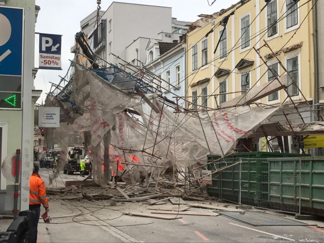 Gerüsteinsturz in Linz-Innere Stadt fordert einen Leichtverletzten
