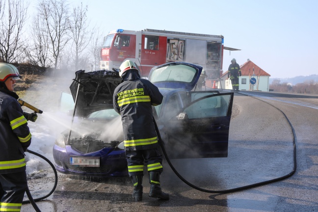 Feuerwehr bei Brand eines Autos in Krenglbach im Einsatz