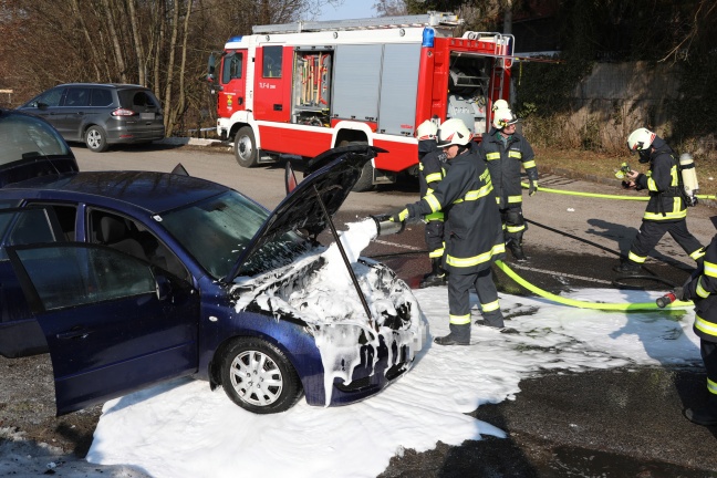Feuerwehr bei Brand eines Autos in Krenglbach im Einsatz