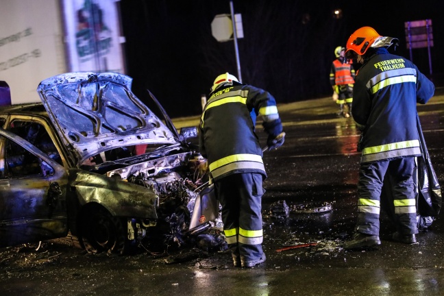 Auto nach Kreuzungscrash in Thalheim bei Wels in Flammen aufgegangen