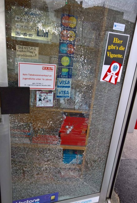 Einbrecher scheiterte an stabiler Glastüre einer Trafik in Wels-Pernau