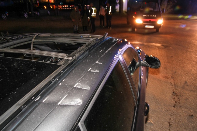 Werbebogen bei Verkehrsunfall im Welser Messegelände auf nachfolgendes Auto gestürzt