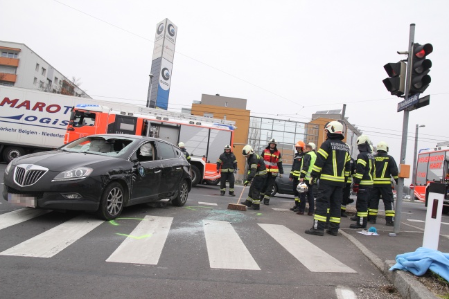 Kreuzungscrash in Leonding fordert zwei Verletzte