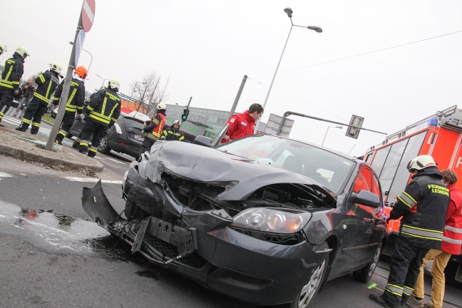 Kreuzungscrash in Leonding fordert zwei Verletzte