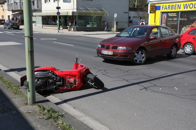 Crash zwischen Motorroller und Auto in Wels-Lichtenegg