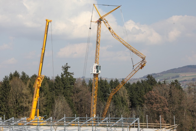 Kranausleger eines Mobilbaukrans auf Baustelle in Schlierbach abgeknickt