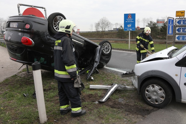 Auto bei schwerem Verkehrsunfall auf der Innviertler Straße in Wels-Puchberg überschlagen