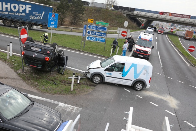 Auto bei schwerem Verkehrsunfall auf der Innviertler Straße in Wels-Puchberg überschlagen