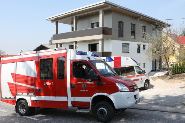 Fünf Feuerwehren bei Zimmerbrand in Bruck-Waasen im Einsatz