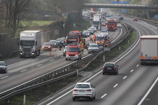 Biertischgarnitur löst Auffahrunfall auf Welser Autobahn bei Marchtrenk aus
