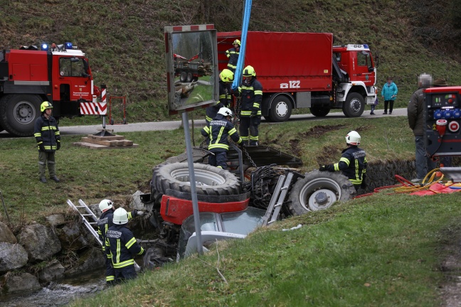 Traktor stürzte bei Unfall in die Laudach