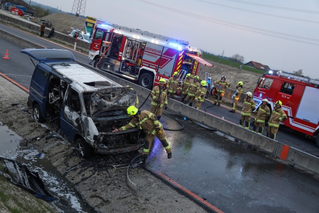 Sperre der Innkreisautobahn bei Haag am Hausruck nach Fahrzeugbrand