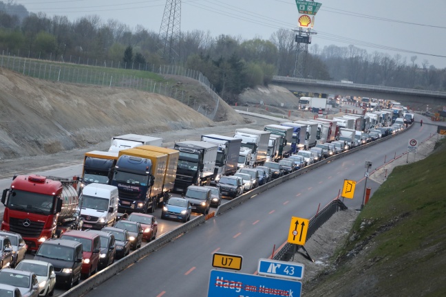 Sperre der Innkreisautobahn bei Haag am Hausruck nach Fahrzeugbrand