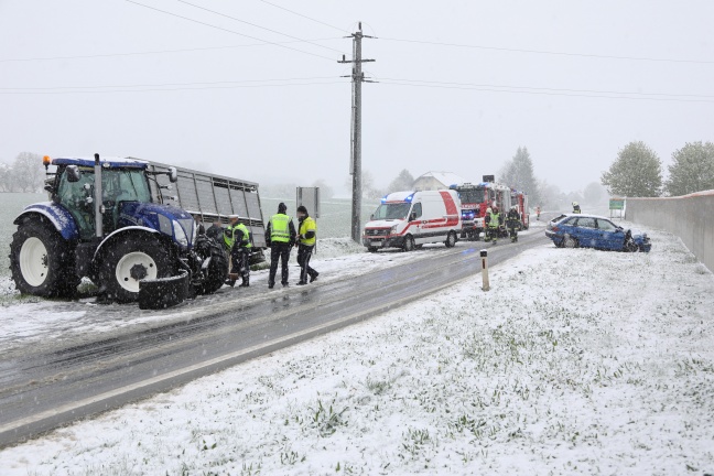 Auto kollidiert bei winterlichen Fahrverhältnissen in Sattledt frontal mit Traktor