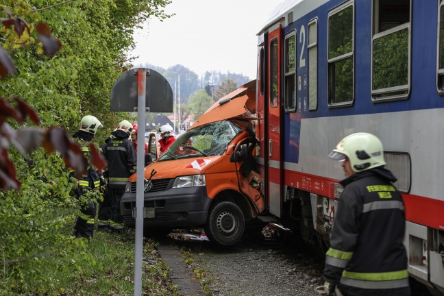 Kleintransporter auf Bahnübergang in Wels von Triebwagen der Almtalbahn erfasst