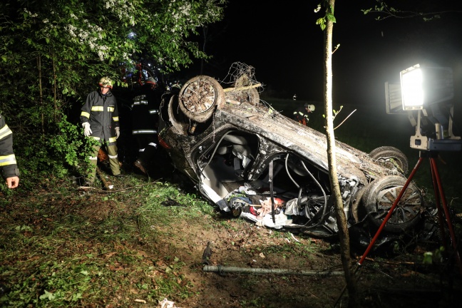 Lenkerin nach Unfall auf der Gallspacher Straße in Gaspoltshofen schwer im Auto eingeklemmt