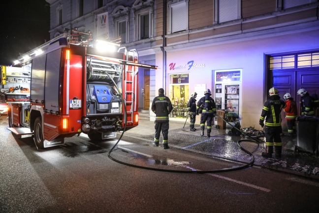 Brand einer Mülltonne in Wels-Innenstadt sorgt für Feuerwehreinsatz