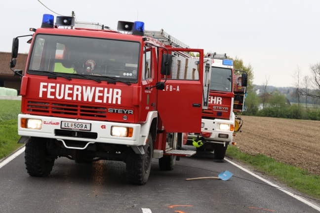 Autolenkerin nach schwerem Unfall in Oftering von der Feuerwehr aus Fahrzeug befreit