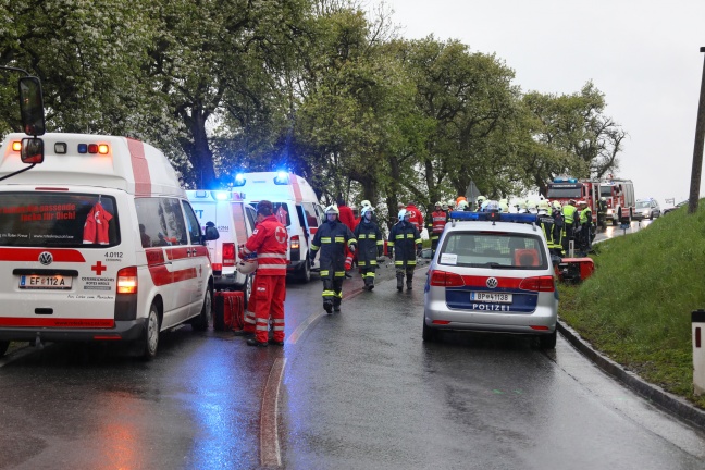 Vier Verletzte bei schwerem Verkehrsunfall auf der Eferdinger Straße in Hinzenbach