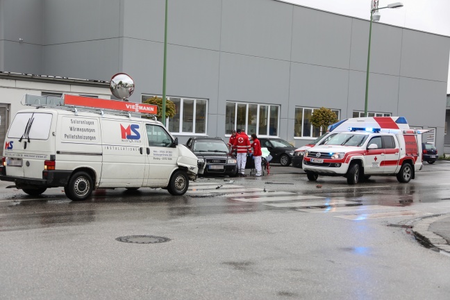 Kreuzungscrash in Wels-Pernau fordert einen Verletzten