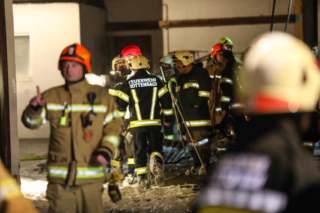 Drei Feuerwehren bei Garagenbrand auf einem Bauernhof in Rottenbach in Einsatz
