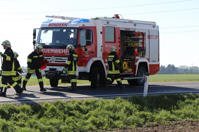 Autolenkerin nach Verkehrsunfall in Desselbrunn von Feuerwehr aus Fahrzeug befreit