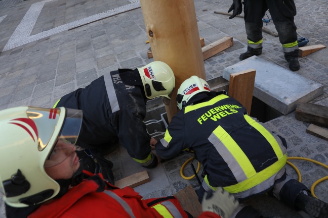 Maibaum am Welser Stadtplatz drohte wegen starker Windb�en umzust�rzen