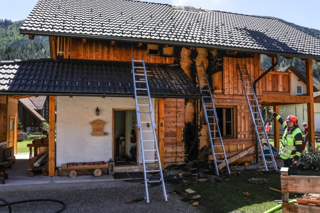 Vier Feuerwehren bei Brand eines Wochenendhauses in Hinterstoder im Einsatz