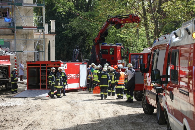 Feuerwehr rettet Hündin "Resi" aus Schacht einer Baustelle in Schleißheim