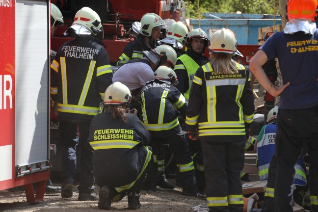 Feuerwehr rettet Hündin "Resi" aus Schacht einer Baustelle in Schleißheim